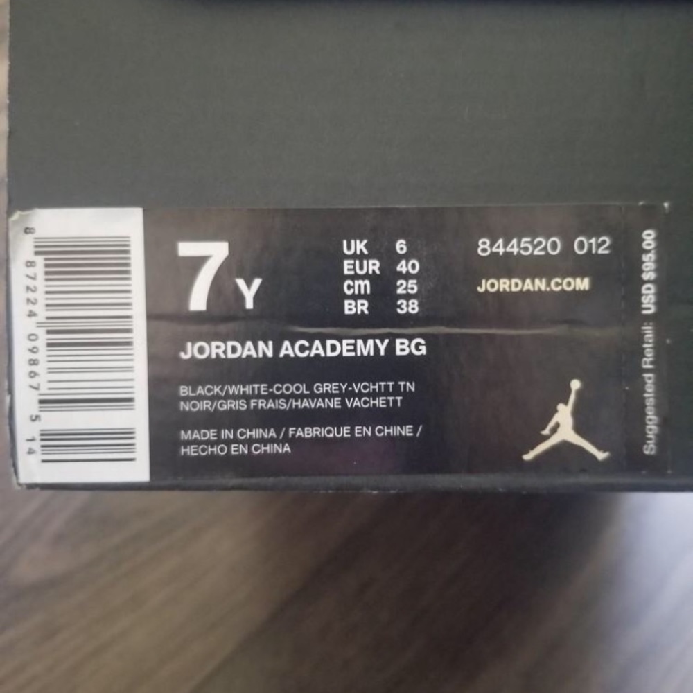 Jordan shoes 7 youth only worn a few times